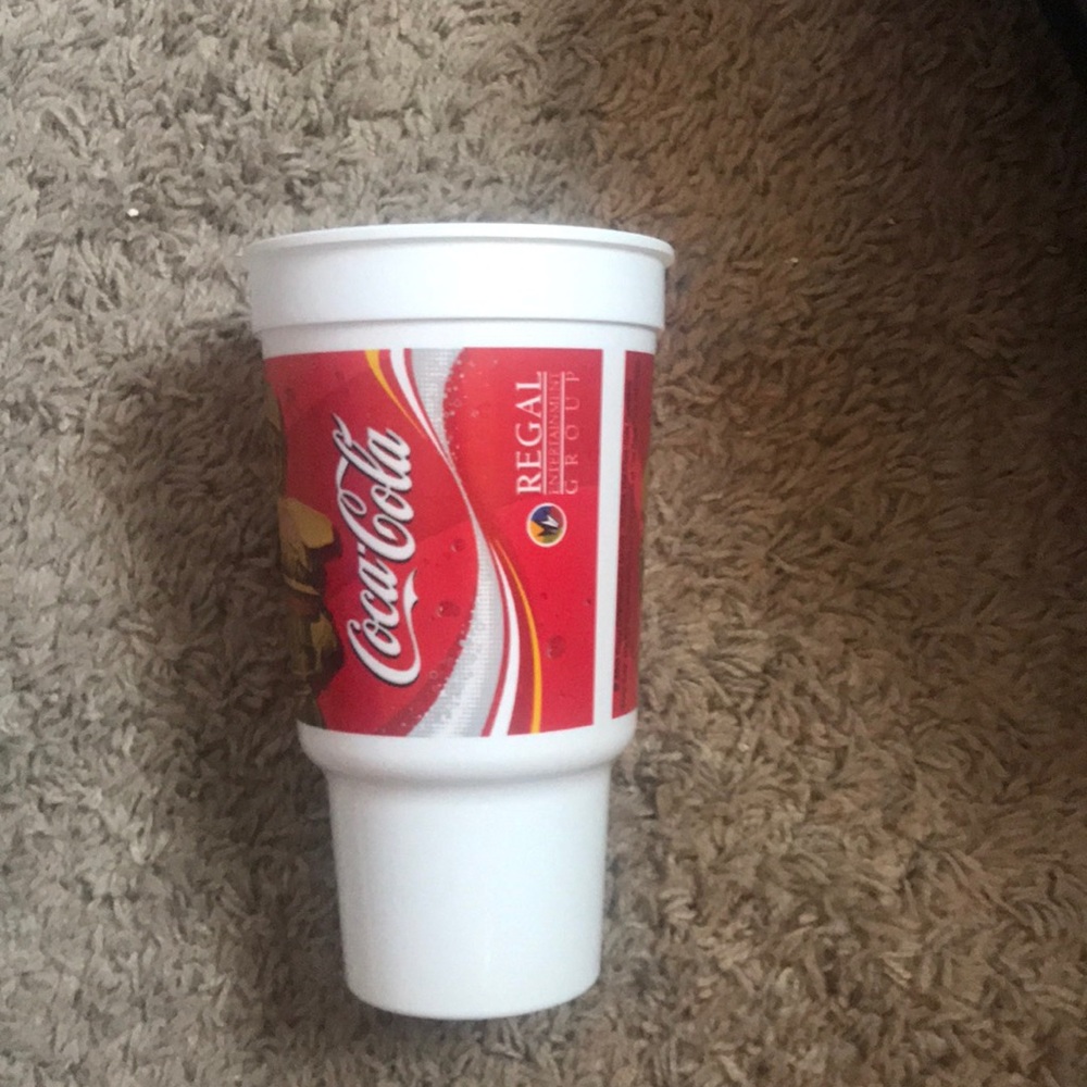 - - Regulator cup regal cinemas Coca-Cola